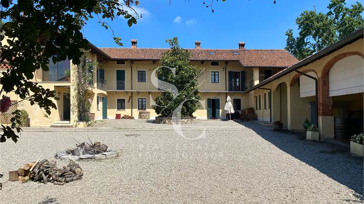 Casale con vigneti e cantine dentro un Golf club